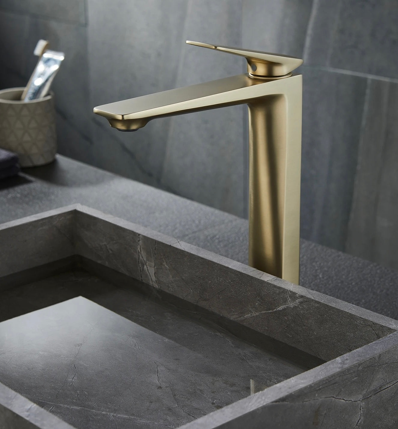 Badezimmer-Mischbatterie aus gebürstetem Gold