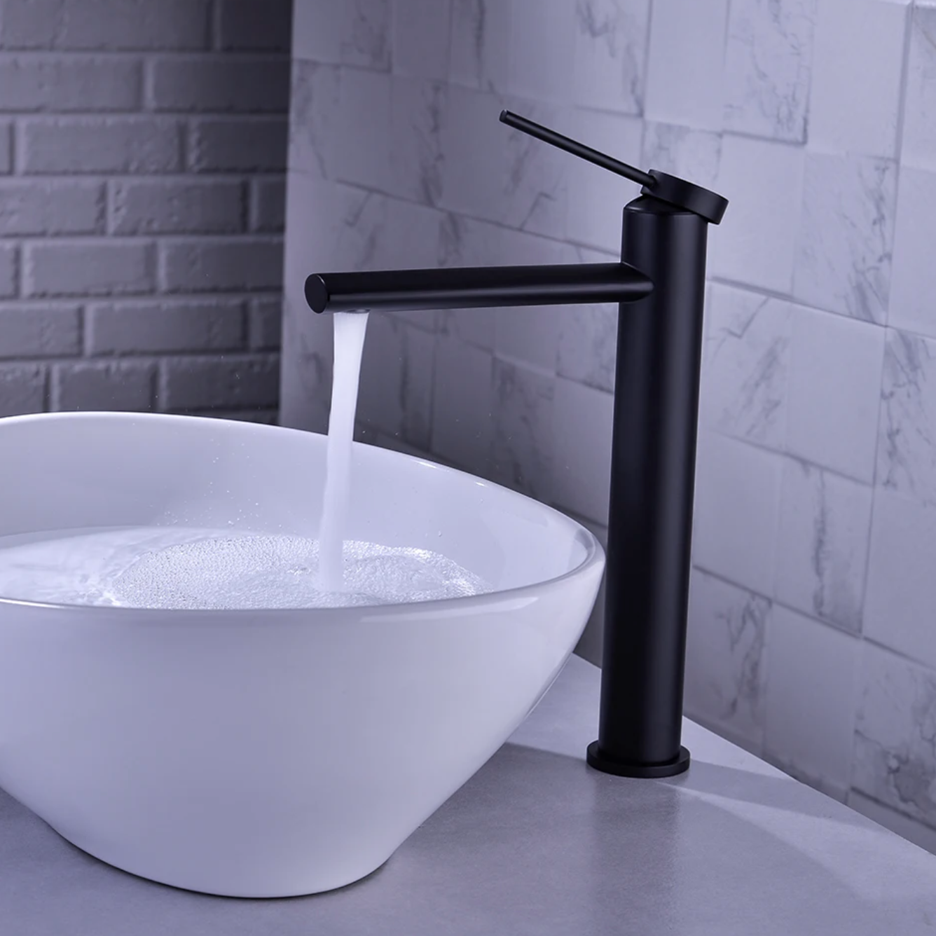 Mattschwarzer Mischbatteriehahn zur Deckmontage