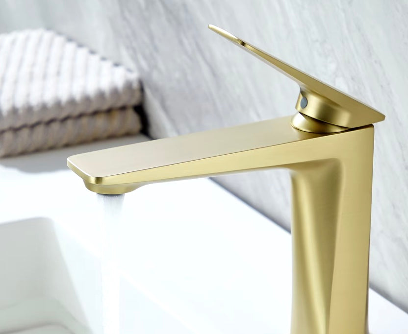 robinet lavabo doré luxe style hôtel 5 étoiles