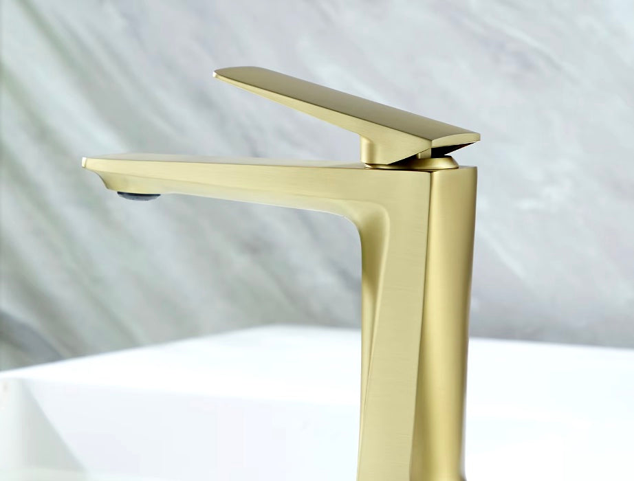 robinet doré haut de gamme pour salle de bain contemporaine