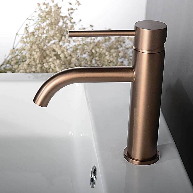 Mitigeur de salle de bain or rose brossé.